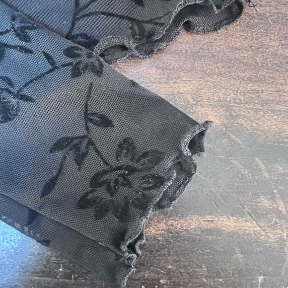 SHEIN Black Sheer Floral Pattern Fitted Crop Top - Picture 2 of 4